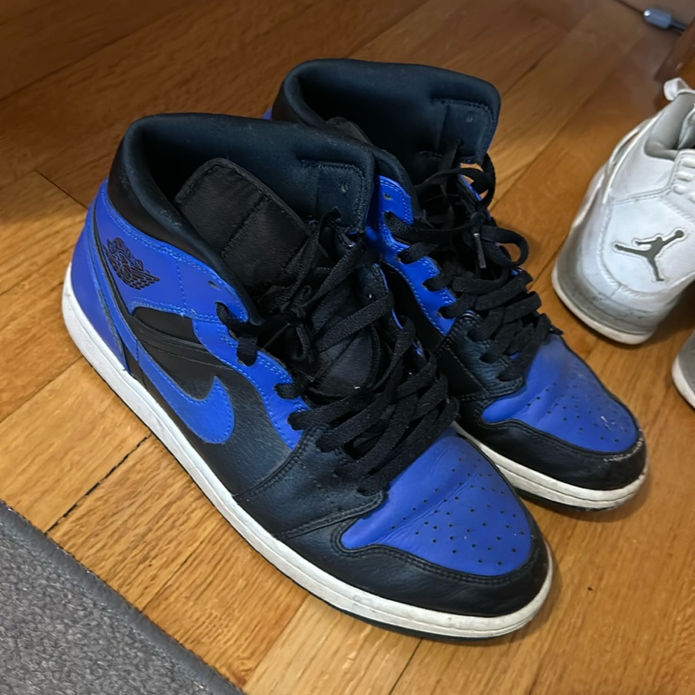 Jordan 1 Mid “Hyper Royal”